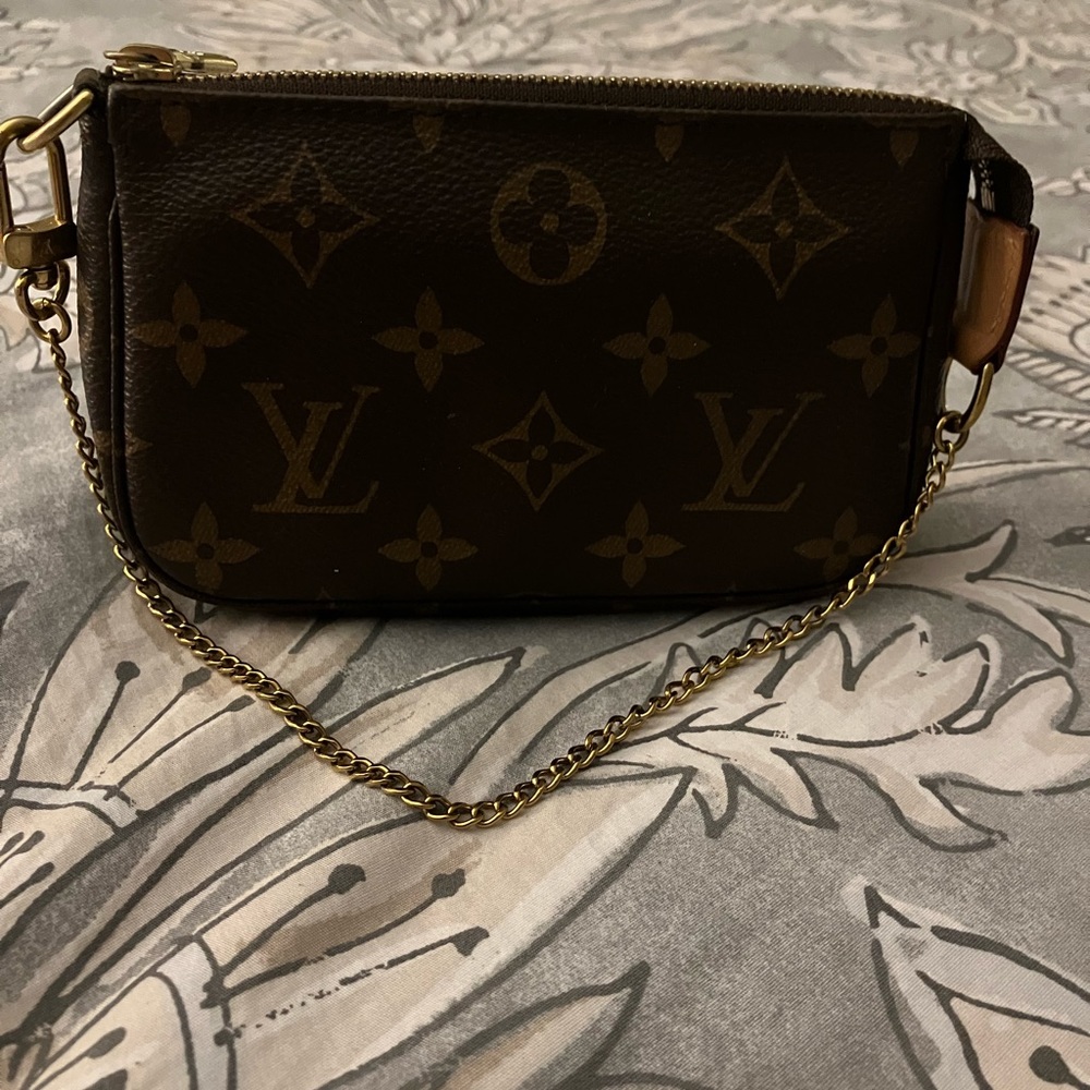 Louis Vuitton mini pochete